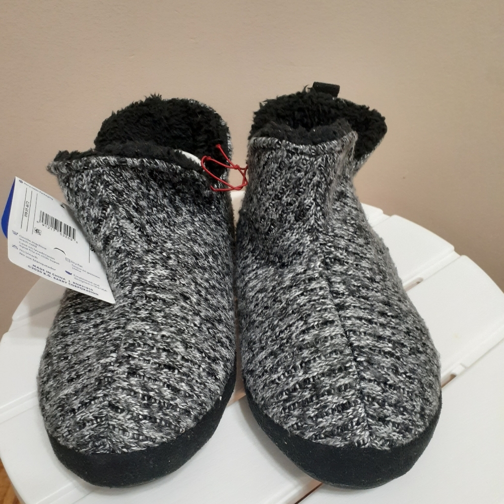 NWT Dearfoam women slippers size 7- 8